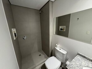 Secador de pelo, toallas, jabón, papel higiénico
