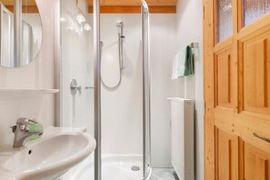 Douche, sĂšche-cheveux, serviettes fournies