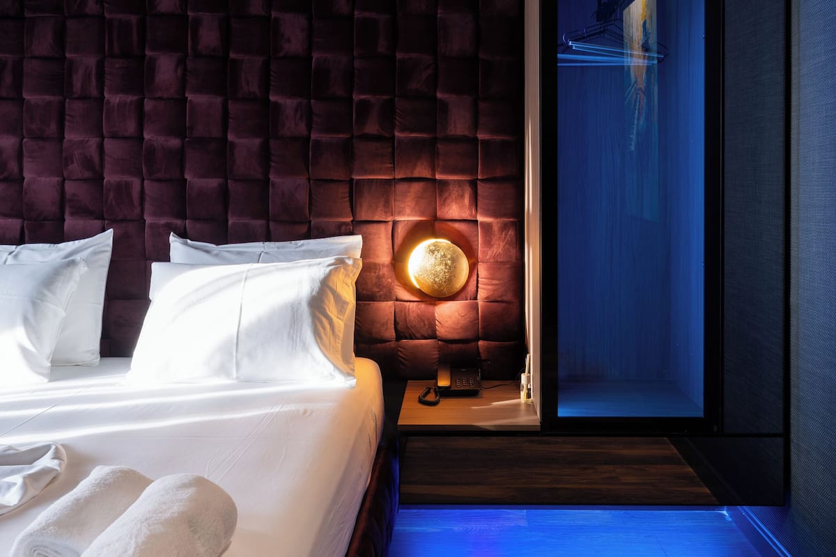 Luxury Suite, Executive Level | In-room safe, laptop workspace, blackout drapes, soundproofing