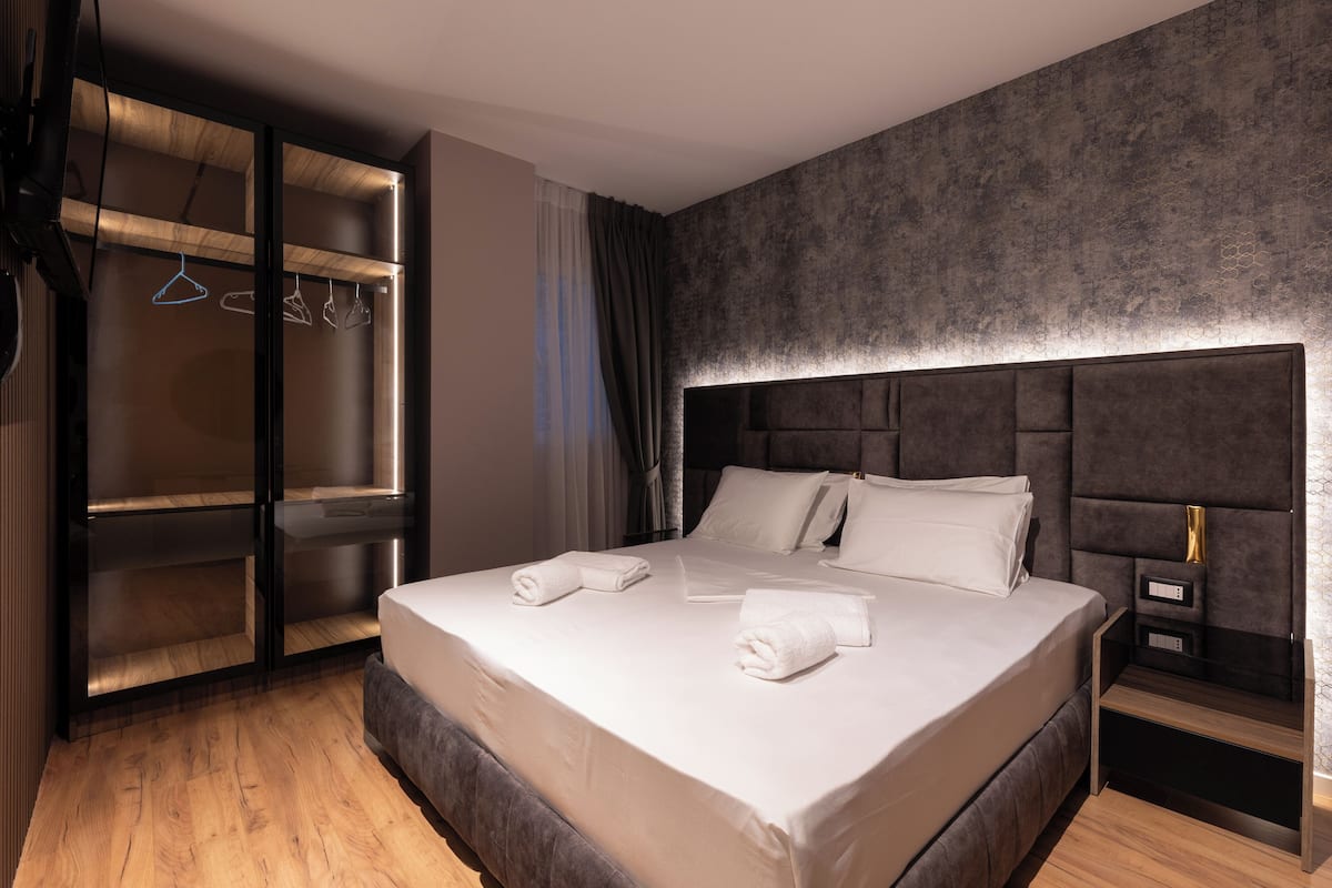 Standard Double or Twin Room | In-room safe, laptop workspace, blackout drapes, soundproofing