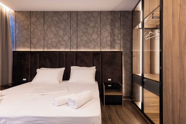 In-room safe, laptop workspace, blackout drapes, soundproofing