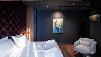 Luxe suite, op Executive verdieping | Een kluis op de kamer, een laptopwerkplek, verduisterende gordijnen
