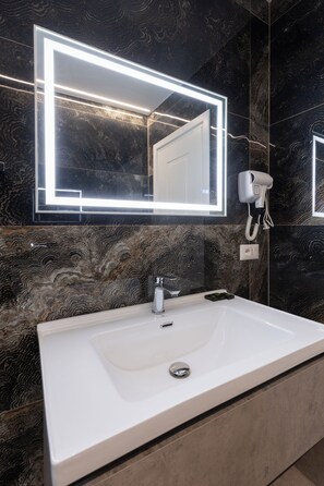 Family Triple Room, Park View | Bathroom