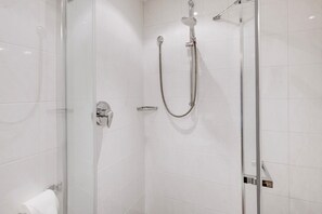 Ducha, secador de pelo y toallas