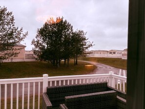 Terrace/patio - Cabin Sleeps 4 With Beach Access & Parking (Lossiemouth)