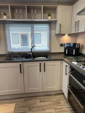 Fridge, microwave, oven, stovetop - Cabin Sleeps 4 With Beach Access & Parking (Lossiemouth)