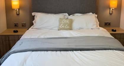 Cabin Sleeps 4 With Beach Access & Parking
