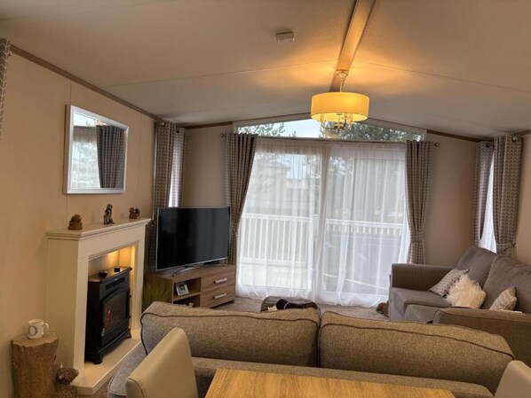 Fireplace - Cabin Sleeps 4 With Beach Access & Parking (Lossiemouth)