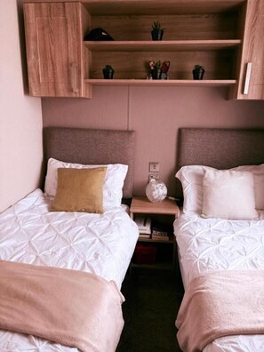 2 bedrooms, iron/ironing board, free WiFi, bed sheets - Cabin Sleeps 4 With Beach Access & Parking (Lossiemouth)