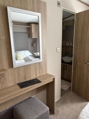2 bedrooms, iron/ironing board, free WiFi, bed sheets - Cabin Sleeps 4 With Beach Access & Parking (Lossiemouth)