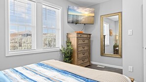 3 bedrooms, iron/ironing board, travel cot, WiFi - 3br Newly Renovated Beach House Sleeps 10 (Ventnor City)