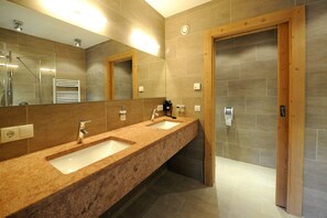 A bathroom with two sinks, a mirror, and a shower. - Falkensteiner Camping Grubhof (Sankt Martin bei Lofer)