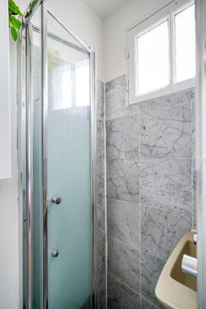 Shower, hair dryer, towels - Apartment 'Terrace and Comfort – Austerlitz' with Balcony and Wi-Fi (Paris)