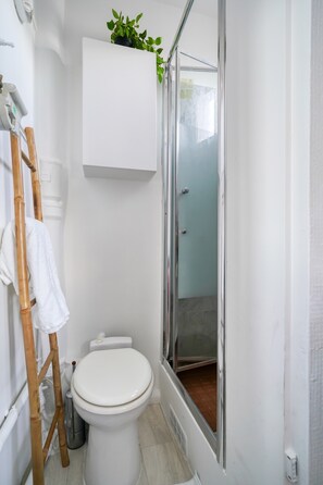 Shower, hair dryer, towels - Apartment 'Terrace and Comfort – Austerlitz' with Balcony and Wi-Fi (Paris)