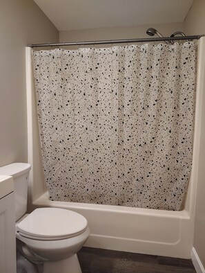 Serviettes fournies, savon, papier toilette