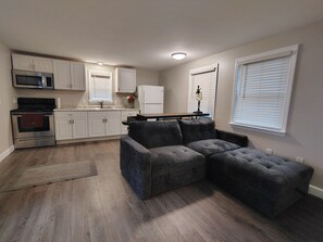 Living area - "The Bunkalow" – Private getaway near town & beaches under Maine's starry skies (Kennebunk)