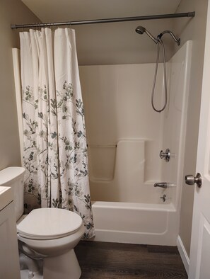Towels, soap, toilet paper - "The Bunkalow" – Private getaway near town & beaches under Maine's starry skies (Kennebunk)
