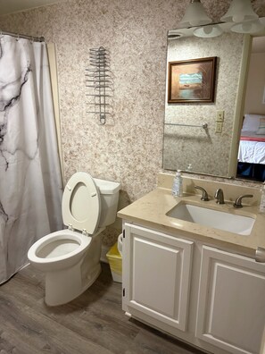 Bathroom - 3BR/2BA Ocean Pines golf course home near Yacht Club, marina & pools—minutes to Ocean City beaches! (Ocean Pines)