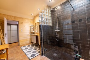 Shower, hair dryer, towels - Maison Saint-Sernin – Pool, garden and air conditioning – 15 minutes from Albi (Lombers)