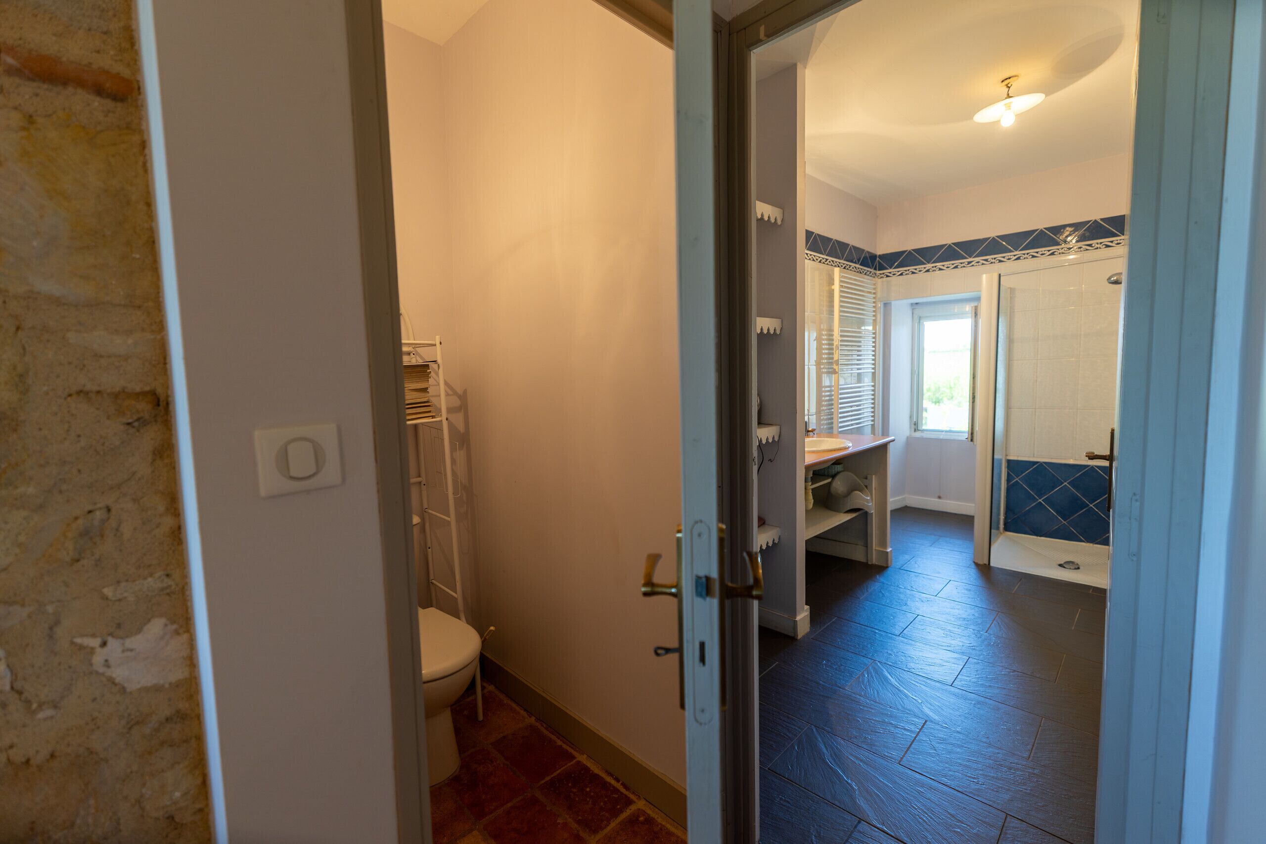 Ein Badezimmer mit Toilette, Dusche und Waschbecken.