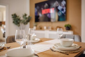 Dining - Urban Haven Central Retreat | Free Parking | 16PPL (Sheffield)