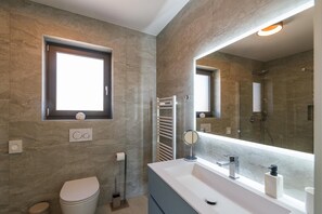 Shower, hair dryer, towels - Villa Golden Hill – Discreet Luxury in the Heart of Nature (Golas)