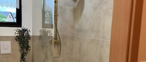 Douche, sèche-cheveux, serviettes fournies