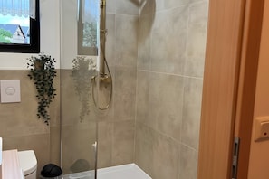 Ducha, secador de pelo y toallas