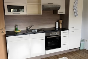Frigorífico, microondas, horno y placa de cocina
