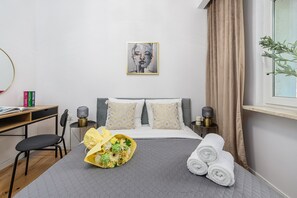 Premium bedding, blackout drapes, iron/ironing board, cribs/infant beds - Lumina Apart near a Large city Park (Warsaw)