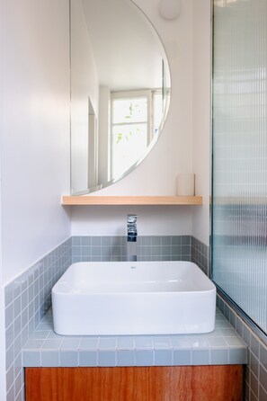 Design Apartment, 2 Bedrooms | Bathroom - Babylon Montmartre (Paris)