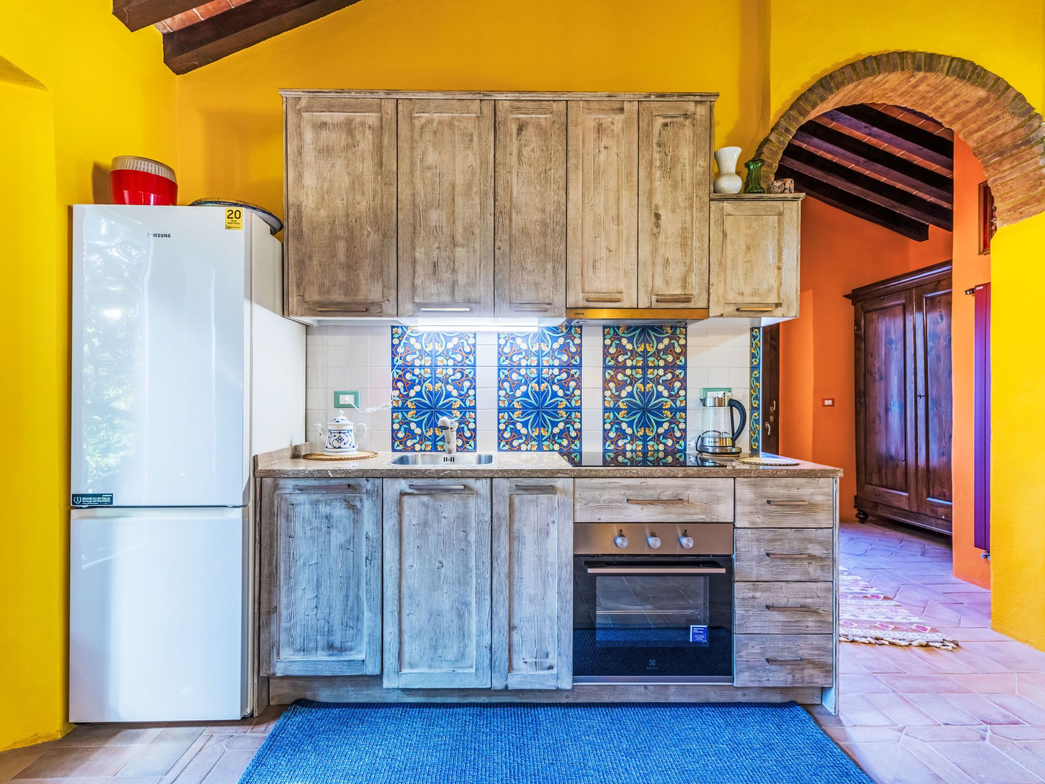 Fridge, oven, dishwasher, cookware/dishes/utensils