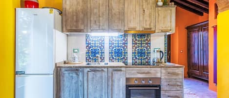 Fridge, oven, dishwasher, cookware/dishes/utensils
