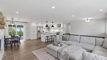 House, 4 Bedrooms | Living area | Smart TV, streaming services