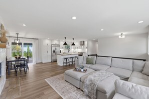 House, 4 Bedrooms | Living area | Smart TV, streaming services - Family Get Away Fireplace Near Columbia River 4 Bedroom Home (Vancouver)