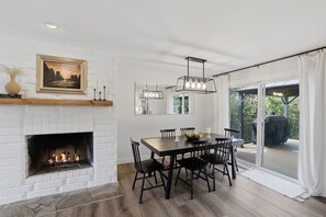 House, 4 Bedrooms | Dining - Family Get Away Fireplace Near Columbia River 4 Bedroom Home (Vancouver)