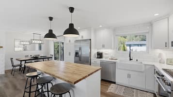 House, 4 Bedrooms | Private kitchen | Fridge, oven, coffee/tea maker, toaster