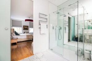 Shower, towels, soap, toilet paper - Elegant Family Home, Kensington (London)