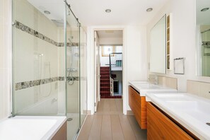 Bruser, håndklæder, Sæbe, Toiletpapir