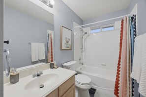 House, 3 Bedrooms | Bathroom - Modern Mckinney Stay 3br Sleeps 8, Near Downtown 3 Bedroom Home (McKinney)