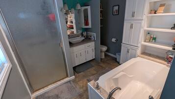 House, 6 Bedrooms | Bathroom