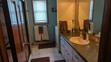 House, 6 Bedrooms | Bathroom | Towels, shampoo
