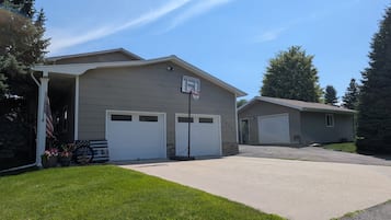 House, 6 Bedrooms | Exterior