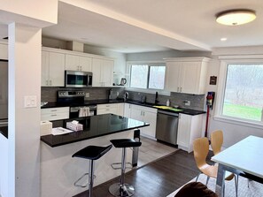 Private kitchen - City Oasis with Hot Tub & Sunroom in Ottawa (Ottawa)