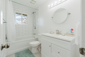 Hair dryer, towels, soap, shampoo - City Oasis with Hot Tub & Sunroom in Ottawa (Ottawa)