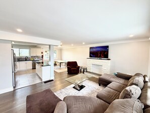 Living area - City Oasis with Hot Tub & Sunroom in Ottawa (Ottawa)