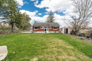 Exterior - City Oasis with Hot Tub & Sunroom in Ottawa (Ottawa)