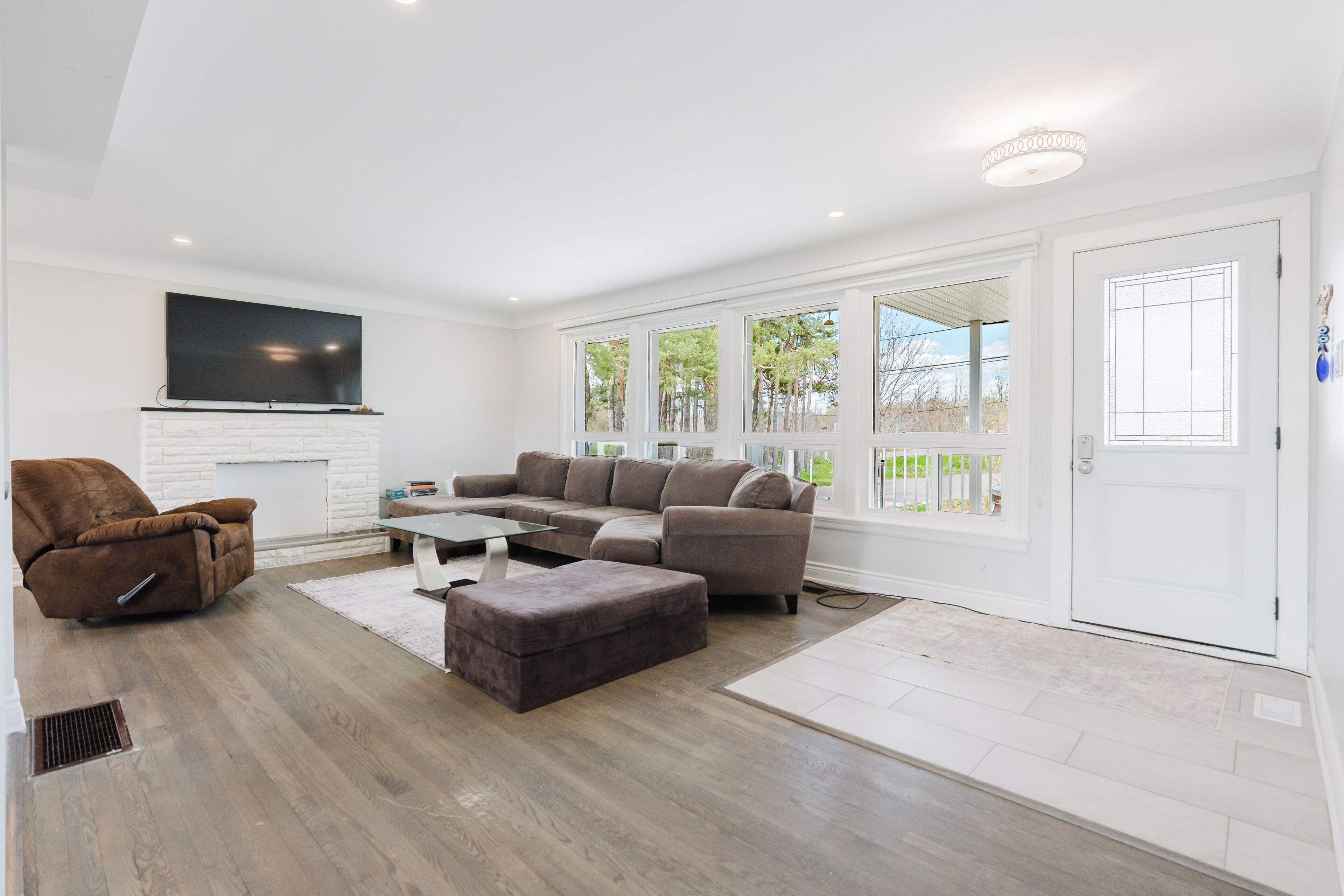 Entire Ottawa Home | Spacious, Large Yard, Sunroom & Pet-friendly - 