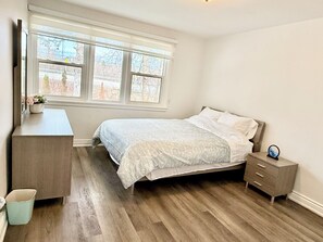 Room - City Oasis with Hot Tub & Sunroom in Ottawa (Ottawa)