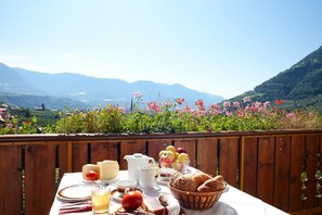 Outdoor dining - Apartment 'Doppelzimmer' with Mountain View, Shared Pool and Wi-Fi (Algund)